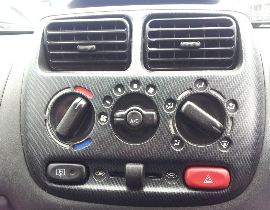 Suzuki Ignis Sport rear-demister-switch